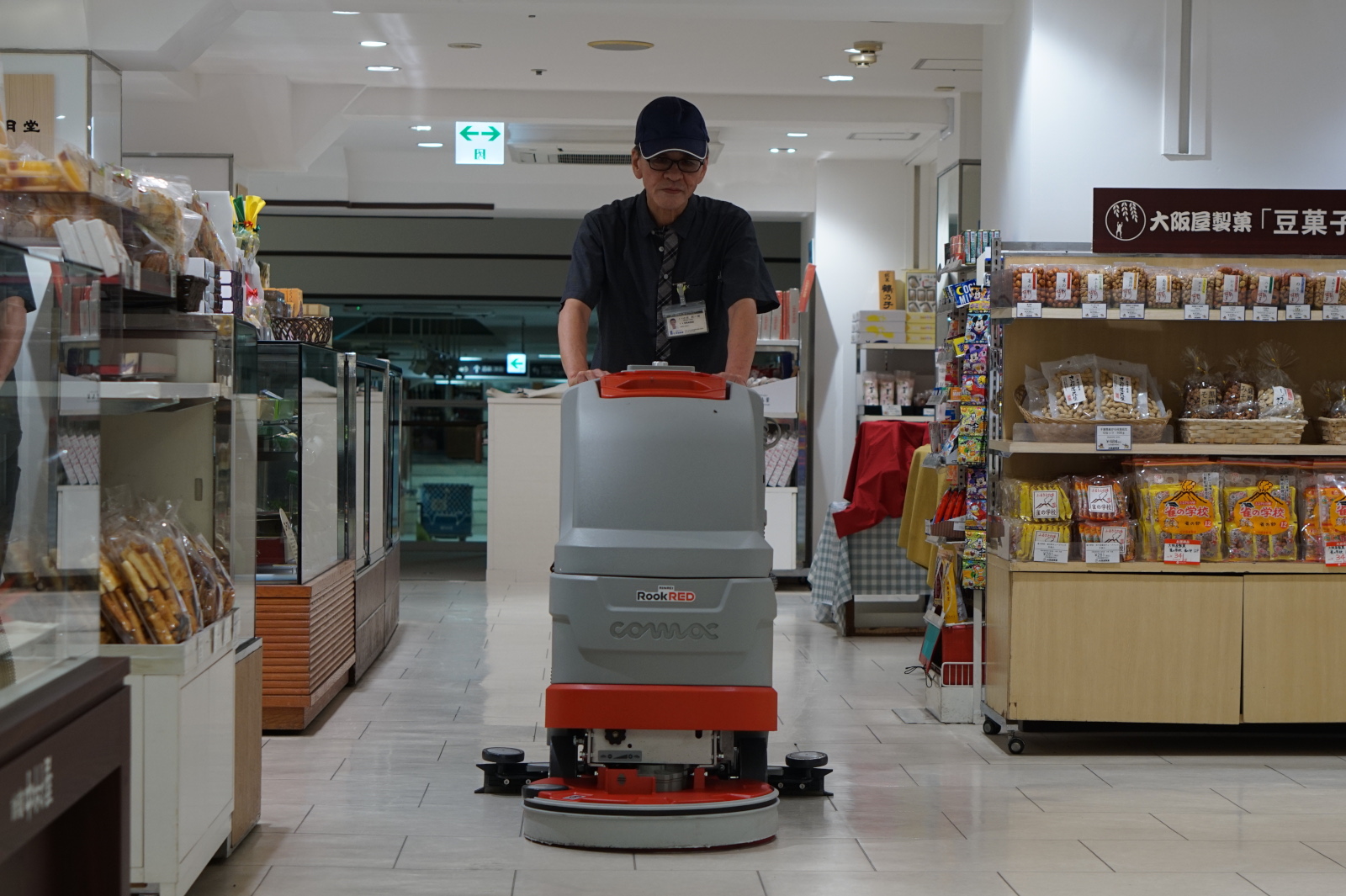 山形屋様で働く自動床洗浄機1