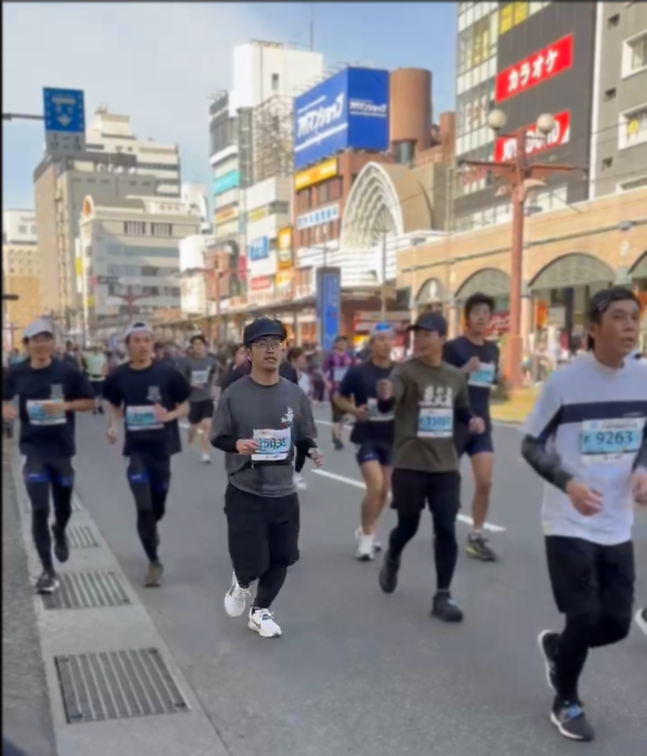 鹿児島マラソン総務の岩田係長走る_1