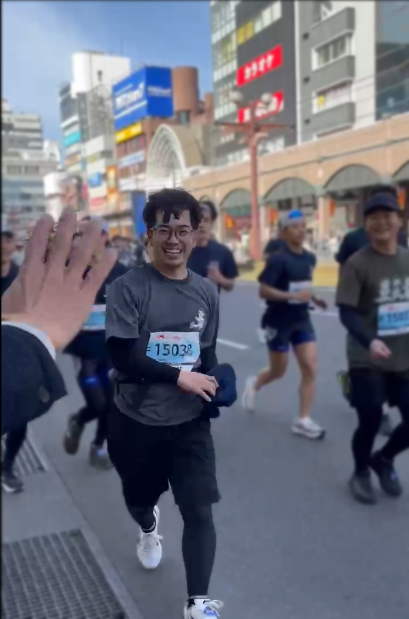 鹿児島マラソン総務の岩田係長走る_3